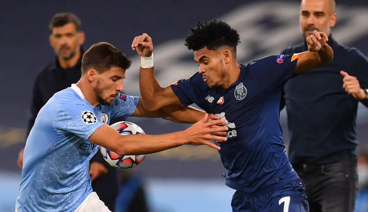 Gelandang Manchester City, Rodrigo berebut bola dengan pemain FC Porto, Luis Diazpada matchday pertama Grup C Liga Champions di Etihad Stadium, Kamis (22/10/2020) dini hari WIB. Manchester City sukses menaklukan Porto dengan skor 3-1. (Paul Ellis/Pool via AP)