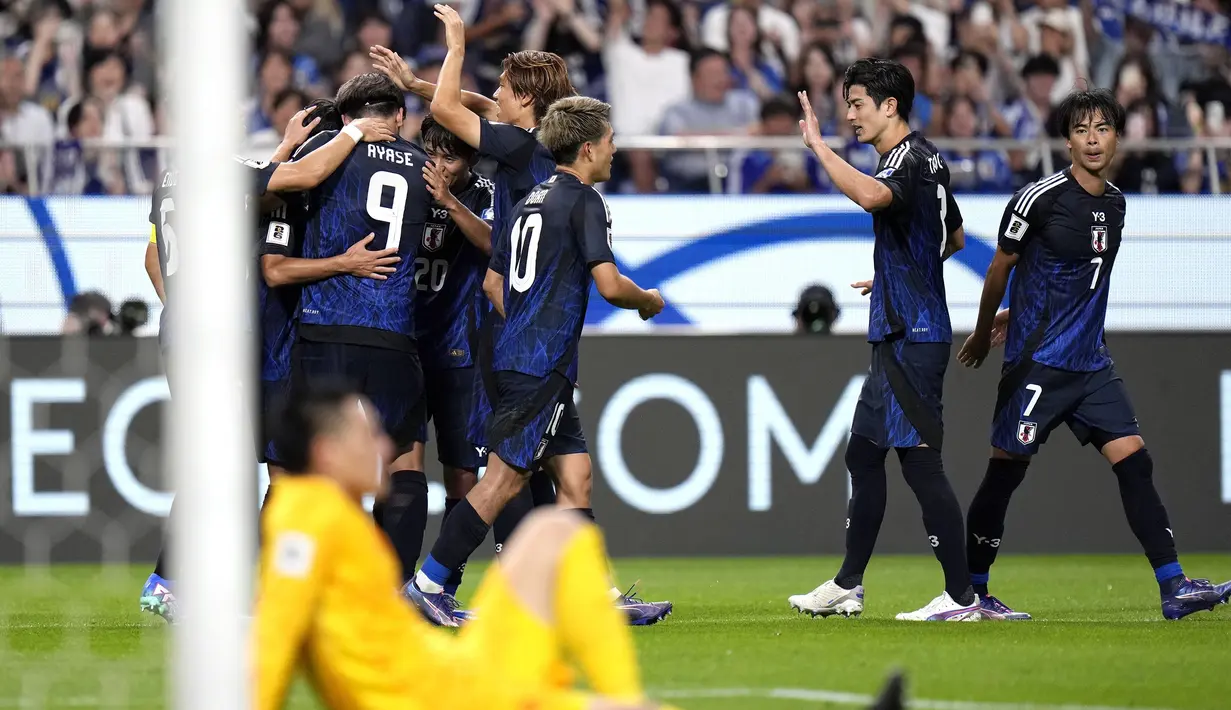 Pemain Jepang merayakan gol keempat mereka ke gawang China pada laga putaran ketiga Grup C Kualifikasi Piala Dunia 2026 yang berlangsung di Saitama Stadium, Saitama, Jepang, Kamis (05/09/2024) WIB. (AP Photo/Shuji Kajiyama)