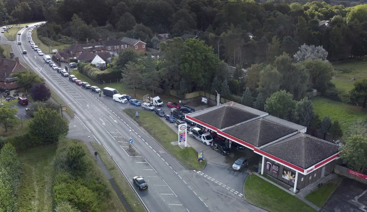 Antrean pengemudi untuk membeli bahan bakar di sebuah pompa bensin di Ashford, Kent, Rabu (29/9/2021). Pemerintah Inggris telah mengerahkan tentara untuk membantu mendistribusikan bensin akibat kurangnya pengemudi truk BBM yang membuat stok di ratusan SPBU kosong. (Gareth Fuller/PA via AP)