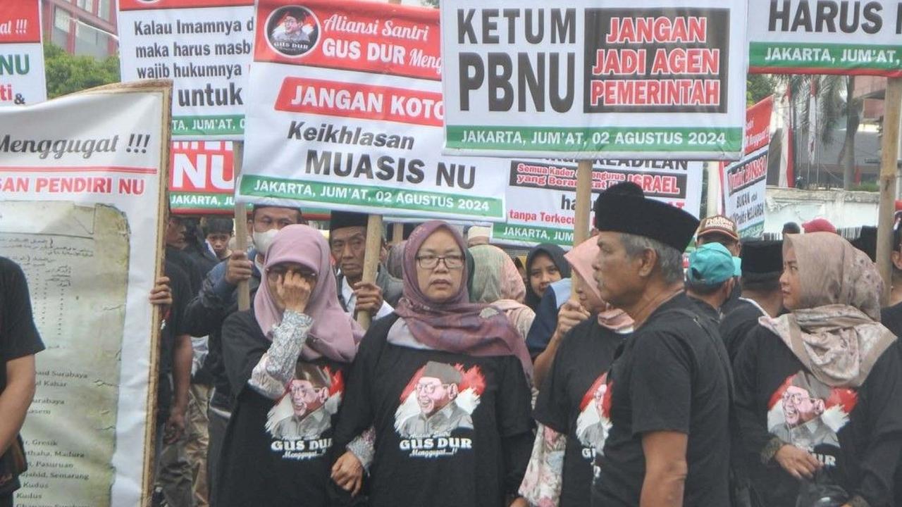 Aksi unjuk rasa ini berlangsung dengan tertib dan damai, meskipun diwarnai dengan berbagai spanduk dan poster yang berisi tuntutan-tuntutan mereka.Foto: merdeka.com / Imam Buhori
