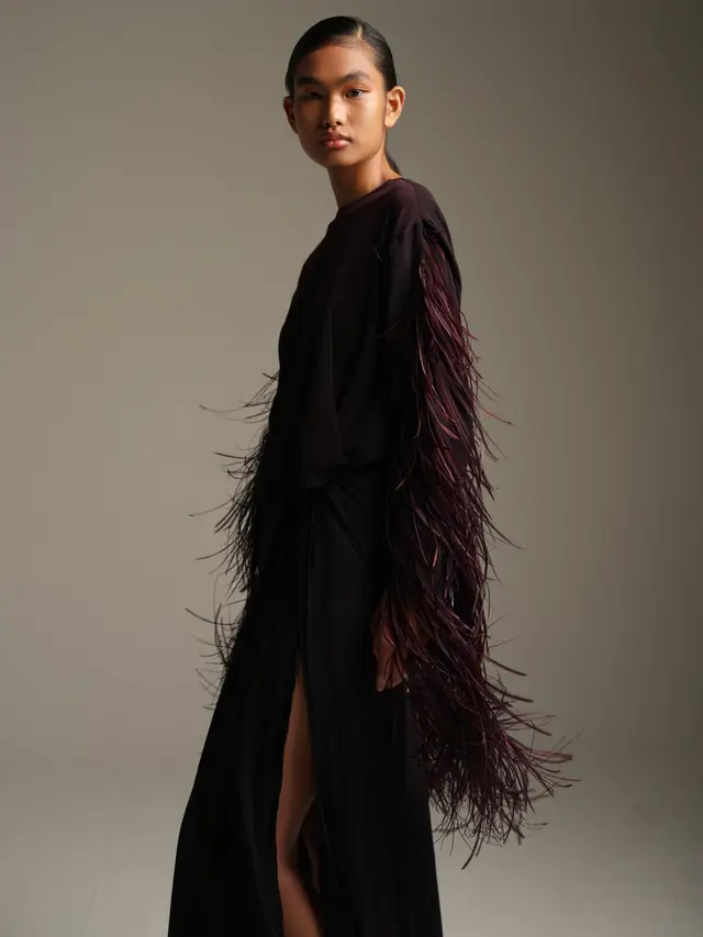 Gaun Pesta dengan Feather Accent