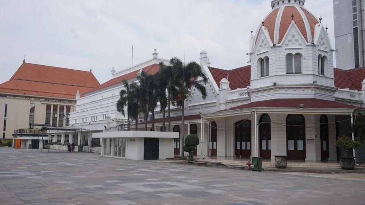 Sepanjang menjabat sebagai Menteri Keuangan, Samsi tinggal dan menetap di Surabaya.