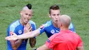 Pemain Slovakia, Marek Hamsik dan Jan Gregus, memprotes wasit saat melawan Jerman pada laga 16 besar Piala Eropa 2016 di Stade Pierre Mauroy, Lille, Minggu (26/6/2016) malam WIB. (EPA/Rolex Dela Pena)