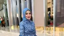 Kali ini, Nindy memancarkan pesona anggun dan feminim dalam balutan dress batik warna biru berpotongan a-line dari Batik Trusmi. Dress yang dipenuhi motif mega mendung itu ia padukan bersama hijab warna senada dan mini lady dior warna abu-abu seharga Rp95 jutaan, seperti yang dikutip dari Dior. [@nindyayunda]