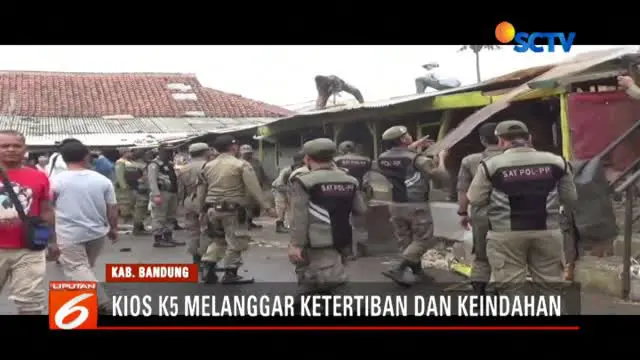 Petugas Satpol PP Kabupaten Bandung membongkar 155 kios PKL liar di dua titik berbeda di kawasan Terminal Banjaran.