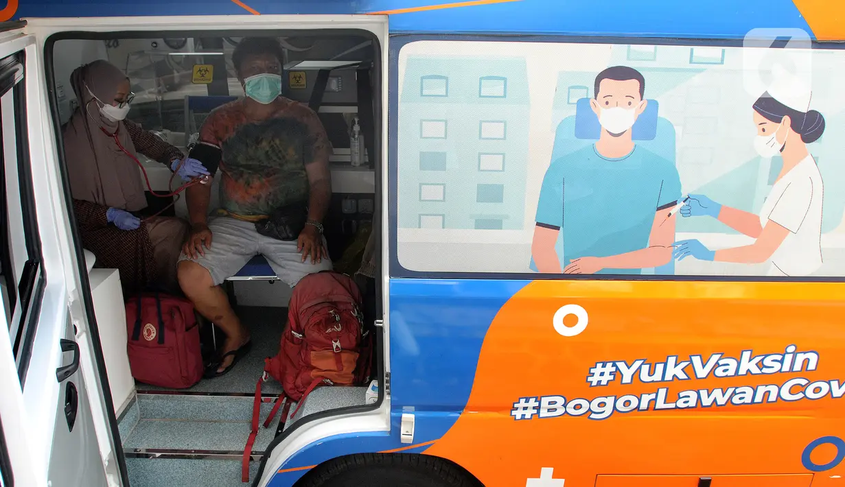 <p>Petugas Dinas Kesehatan Kota Bogor melakukan skrining kesehatan kepada calon penerima vaksin Covid-19 dosis ketiga (booster) di mobil vaksinasi keliling, Terminal Penumpang Tipe A Baranangsiang, Kota Bogor, Sabtu (23/4/2022). Pemkot Bogor menyediakan sentra vaksinasi Covid-19 dosis booster untuk pemudik Lebaran 2022 di terminal tersebut sebagai salah satu upaya pemenuhan syarat perjalanan sekaligus untuk menekan laju penularan Covid-19 di tengah tingginya mobilitas masyarakat. (merdeka.com/Arie Basuki)</p>
