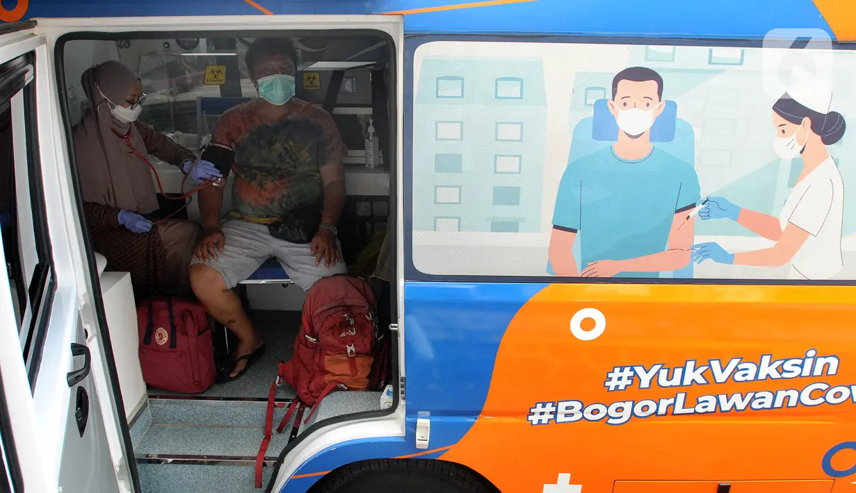 <p>Petugas Dinas Kesehatan Kota Bogor melakukan skrining kesehatan kepada calon penerima vaksin Covid-19 dosis ketiga (booster) di mobil vaksinasi keliling, Terminal Penumpang Tipe A Baranangsiang, Kota Bogor, Sabtu (23/4/2022). Pemkot Bogor menyediakan sentra vaksinasi Covid-19 dosis booster untuk pemudik Lebaran 2022 di terminal tersebut sebagai salah satu upaya pemenuhan syarat perjalanan sekaligus untuk menekan laju penularan Covid-19 di tengah tingginya mobilitas masyarakat. (merdeka.com/Arie Basuki)</p>