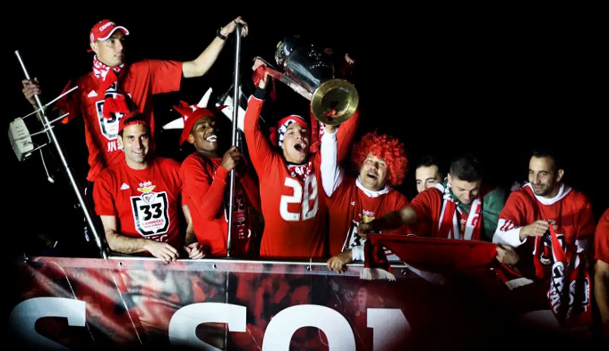Para pemain Benfica berparade merayakan gelar Liga Portugal 2013/2014 di pusat kota Lisbon, Portugal, Senin (21/4/2014). (AFP PHOTO/PATRICIA DE MELO MOREIRA)