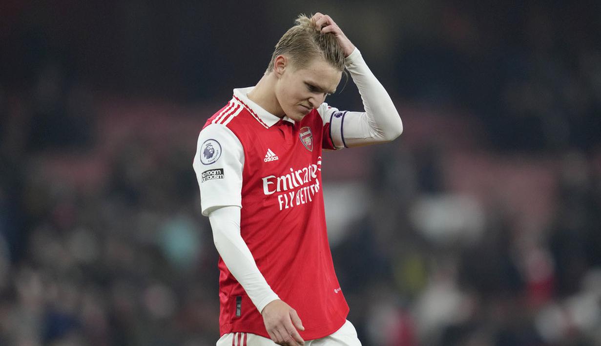 Pemain Arsenal, Martin Odegaard, tampak kecewa setelah ditahan imbang Southampton pada laga Liga Inggris di Stadion Emirates, Sabtu (22/4/2023). (AP Photo/Kirsty Wigglesworth)