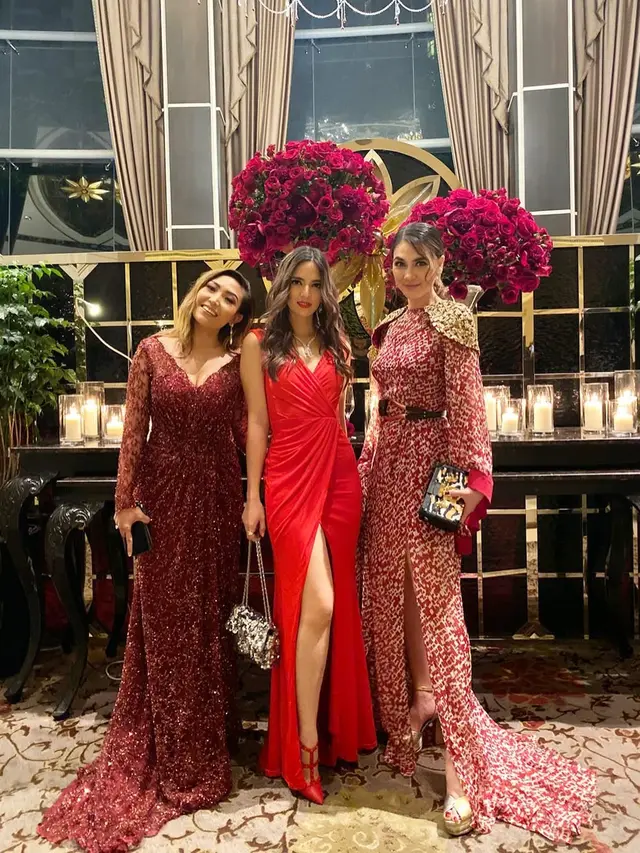 Dress Panjang Belah Samping Nia Ramadhani (Foto: Instagram @ramadhaniabakrie))