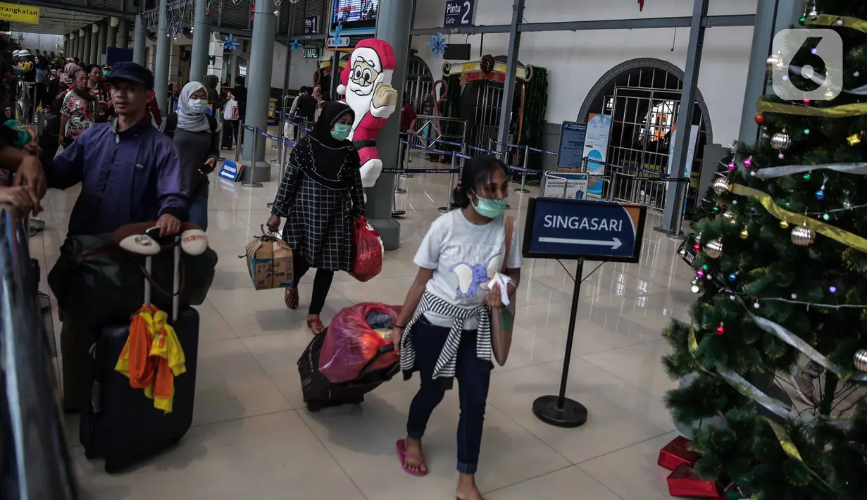 Calon penumpang berjalan di Stasiun Pasar Senen, Jakarta, Jumat (20/12/2019). PT KAI Daop I Jakarta akan memberangkatkan 8 kereta tambahan dari Stasiun Gambir dan 5 dari Stasiun Pasar Senen untuk mengantisipasi lonjakan penumpang jelang Natal dan Tahun Baru. (Liputan6.com/Faizal Fanani)