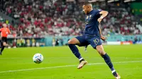 Pemain Prancis Kylian Mbappe mengontrol bola saat melawan Tunisia pada pertandingan sepak bola Grup D Piala Dunia 2022 di Stadion Education City, Al Rayyan, Qatar, 30 November 2022. Prancis menjuarai Grup D Piala Dunia 2022 meski kalah dari Tunisia 1-0. (AP Photo/Frank Augstein)