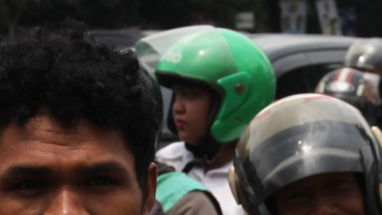 Mereka melakukan pergerakan dengan membagikan 4 juta selebaran di depan kampus.
