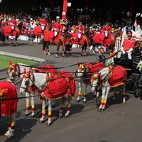 Kereta kencana pembawa duplikat bendera pusaka memasuki Istana Merdeka saat Upacara Peringatan Detik-detik Proklamasi Kemerdekaan ke-73, Jakarta, Jumat (17/8). HUT ke-73 RI mengambil tema Kerja Kita Prestasi Bangsa. (Liputan6.com/HO/Bian)