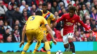 Aksi gelandang Manchester United, Angel Gomes (kanan) pada laga kontra Crystal Palace, di Stadion Old Trafford, Minggu (21/5/2017). Gomes menjadi pemain kelahiran tahun 2000 yang melakoni laga Premiership.  (EPA/Tim Keeton)