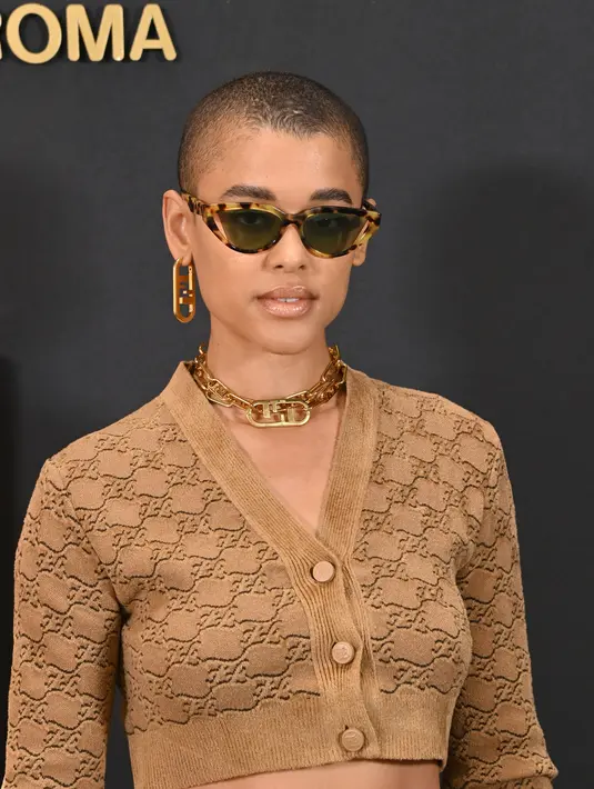 Jordan Alexander sempurna dengan aksesori bergaya bold, dari kalung, anting, hingga sunglasses leopard. (Foto: Fendi.Dok)