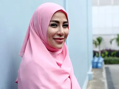 Penyanyi Cinta Penelope berpose usai mengisi acara di kawasan Kapten Tendean, Jakarta, Kamis (18/1/). Cinta Penelope memantapkan diri berhijrah walau dihujani ujian dan hujatan. (Liputan6.com/ Herman Zakharia)