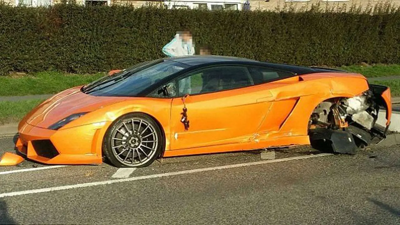 Lamborghini Nabrak Pohon, Si Pengemudi Malah Ketawa Santai