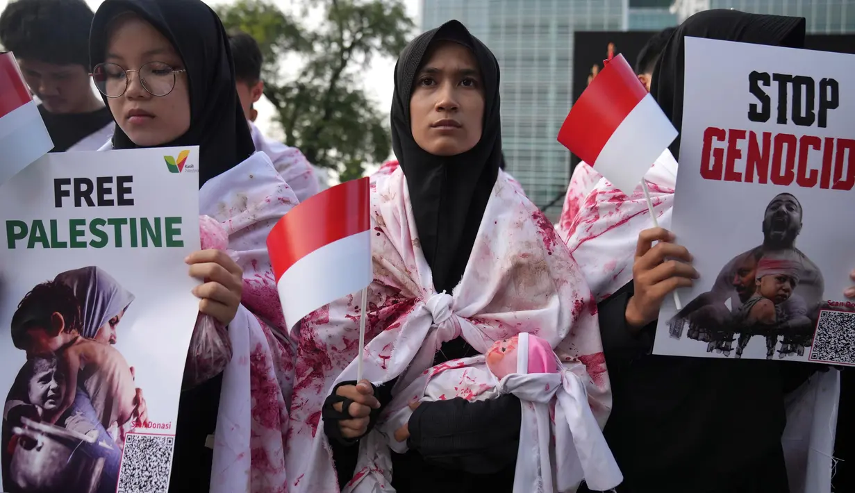 Diantara korban tersebut, setidaknya 16.456 jiwa adalah anak-anak dan lebih dari 11.000 perempuan. (AP Photo/Dita Alangkara)