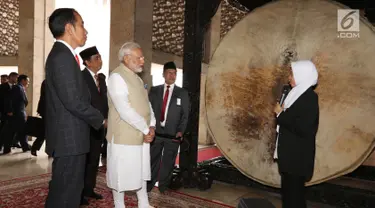 Presiden Joko Widodo bersama PM India Narendra Modi mendengarkan penjelasan ketika mengunjungi Masjid Istiqlal, Jakarta, Rabu (30/5). Kunjungan kenegaraan Narendra Modi tersebut membahas isu-isu bilateral, regional dan global. (Liputan6.com/Angga Yuniar)