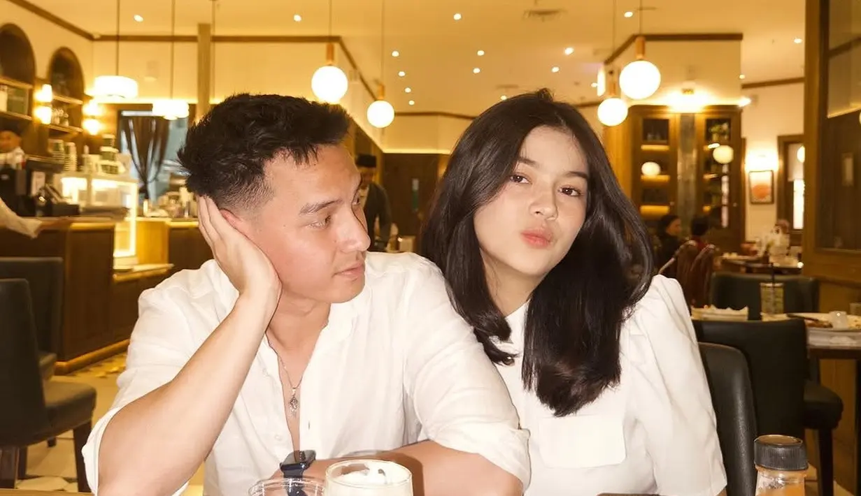 Potret kebersamaan Farhan Rasyid bersama wanita bernama Cybila Valentcya ini curi perhatian. Keduanya tampil selaras dengan busana warna putih. Rambut yang digerai, pesona Cybila Valentcya ini semakin terpancar. Netizen pun sukses dibuat pangling dengan pesona Cybila. Menilik dari laman Instagramnya, Cybila cukup aktif di Instagram dan sudah mengantongi 160 ribu pengikut. (Liputan6.com/IG/@farhanrasyidd)