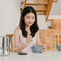 Kepribadian Orang yang Tidak Suka Makan Sambil Nonton, Begini Cara Mereka Menikmati Waktu. (tirachardz/Magnific)