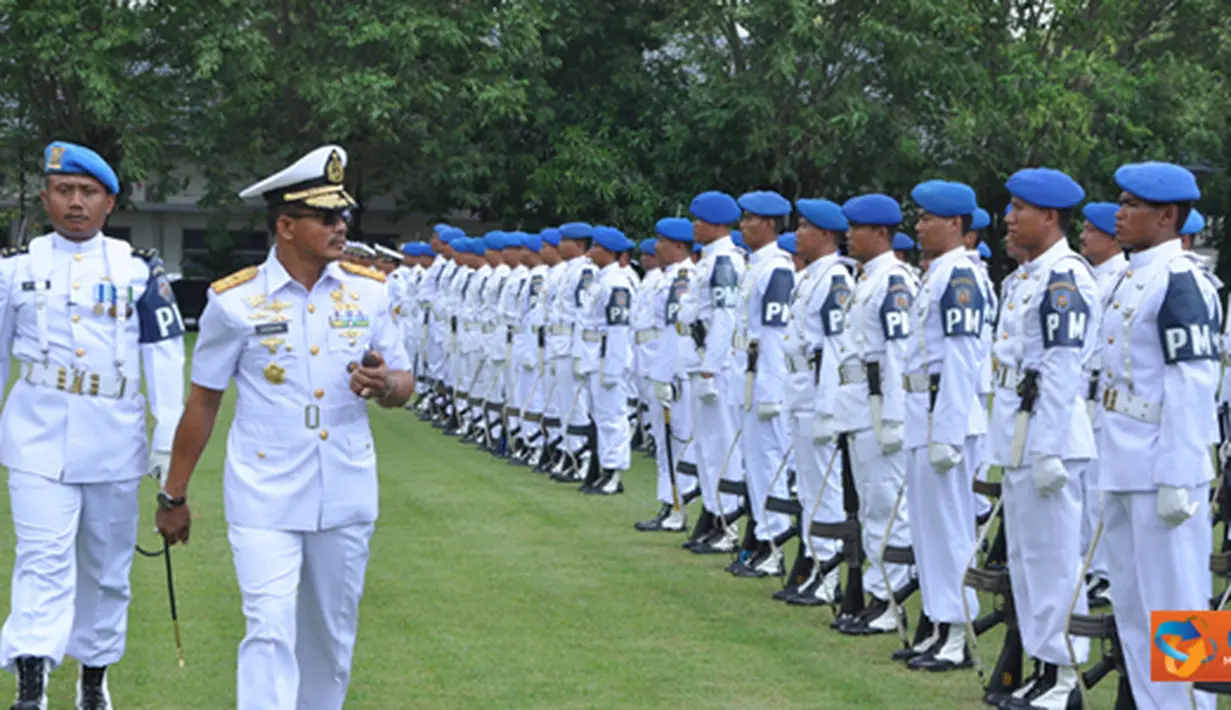 Citizen6, Surabaya:  Komandan Komando Pengembangan dan Pendidikan Angkatan Laut (Dankobangdikal) Laksda TNI Sadiman memimpin jalannya serah terima jabatan Komandan Detasemen Provost (Dandenprov), Jumat (13/4). (Pengirim: Penkonbangdikal)