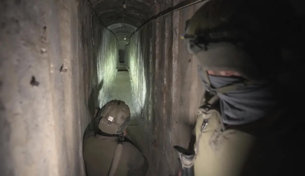 Tentara Israel menunjukkan kepada media sebuah terowongan bawah tanah yang ditemukan di bawah Rumah Sakit Shifa di Kota Gaza, Rabu, 22 November 2023. (AP Photo/Victor R. Caivano)