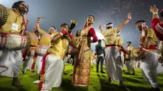 Penari Assam dalam pakaian tradisional tampil saat mereka mencoba Guinness World Record dalam kategori pertunjukan tarian rakyat terbesar di Guwahati, India, Kamis (13/4/2023). (AP Photo/Anupam Nath)