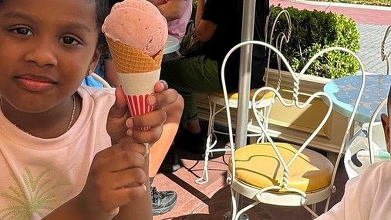 Menikmati Es Krim&nbsp;