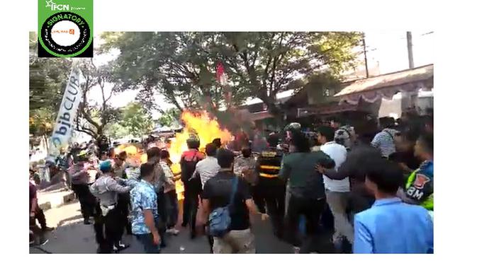 Cek Fakta Liputan6.com menelusuri kalim video Polisi terbakar demonstrasi menolak UU Omnibuslaw