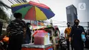 Suasana Pasar Takjil Benhil, Jakarta, Selasa (13/4/2021). Pasar takjil yang ada setiap bulan Ramadhan tersebut dipadati warga untuk membeli makanan berbuka puasa. (Liputan6.com/Faizal Fanani)