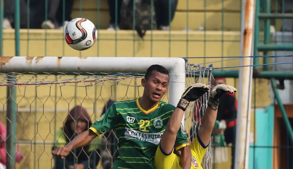 Perebutan bola di depan gawang PSB Bogor. (Bolacom/Arief Bagus)
