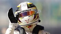 Pebalap Mercedes, Lewis Hamilton, akan memakai desain helm hasil karya fans pada F1 2017. (Autosport)