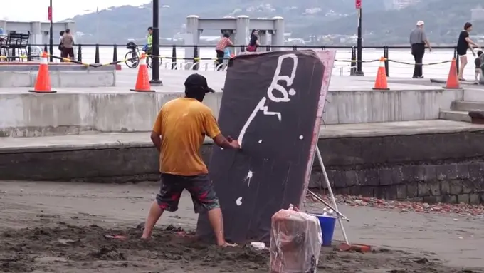 Genius! Pria Ini Melukis Wajah Bruce Lee dengan Teknik Terbalik