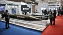 Pengunjung melihat koleksi yang dihadirkan dalam pameran industri pertahanan Indo Defence 2022 Expo & Forum di JIExpo, Kemayoran, Jakarta, Rabu (2/11/2022). Kementerian Pertahanan bersama PT Napindo Media Ashatama menggelar pameran industri pertahanan terbesar se-Asia Tenggara bertemakan “Peace, Prosperity, Strong Defence” yang diikuti 905 perusahaan dari 59 negara dan berlangsung hingga 5 November mendatang. (merdeka.com/Iqbal S. Nugroho)