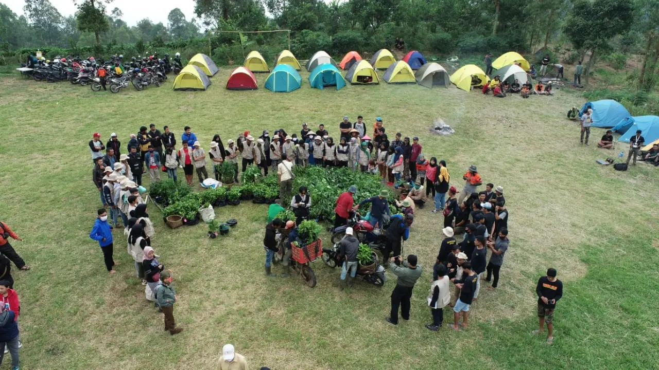 Puluhan peserta sekolah reforestasi tengah mengikuti pemberian materi di alam terbuka, sebelum mereka melaknakan melalui praktek langsung di alam.