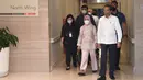 Iriana Jokowi mendampingi Presiden Joko Widodo datang ke rumah sakit untuk menengok cucu kelimanya yang baru saja lahir. Iriana Jokowi mengenakan atasan batik dengan kerah mandarin berwarna rose gold yang dipadukan dengan celana panjang satin. (Sekretariat Presiden)