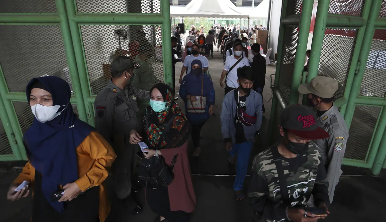 Warga mengantre untuk menerima suntikan vaksin Sinovac saat vaksinasi massal virus corona COVID-19 untuk umum di Stadion Patriot Candrabhaga, Bekasi, Jawa Barat, Senin (14/6/2021). Peminat vaksinasi COVID-19 di Stadion Patriot Candrabagha sangat tinggi. (AP Photo/Achmad Ibrahim)