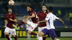 Duel panas terjadi di leg kedua 16 besar Liga Europa antara AS Roma dengan Fiorentina di Stadio Olimpico, Roma, Italy (19/3/2015). AS Roma Kalah 0-3 atas Fiorentina. (Reuters/Max Rossi)