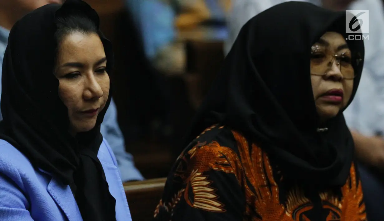 Ibunda Bupati nonaktif Kutai Kartanegara Rita Widyasari, Dayang Kartini menghadiri sidang pembacaan vonis di Pengadilan Tipikor, Jakarta, Jumat (6/7). Dalam putusan, majelis hakim mencabut hak politik Bupati Rita selama 5 tahun. (Liputan6.com/Johan Tallo)