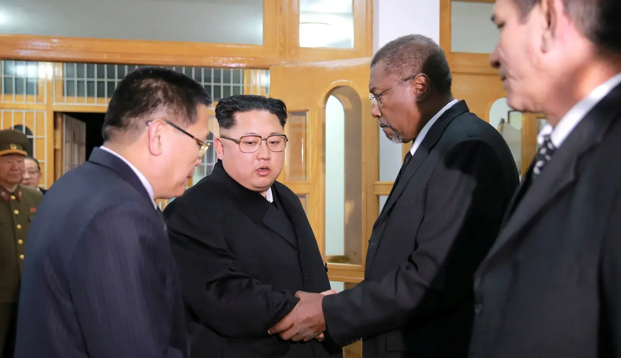 Pemimpin Korea Utara Kim Jong Un saat mengunjungi kedutaan Kuba untuk mengungkapkan belasungkawa atas mendiang pemimpin Kuba Fidel Castro. (Reuters/KCNA)