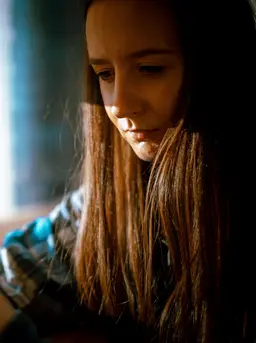 Perubahan cara anak menggunakan perangkat digital dapat menjadi salah satu tanda adanya cyberbullying. Orang tua perlu lebih peka terhadap perubahan yang muncul secara berulang. (Foto/Dok: Pexels)