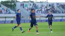 Pemain Persita Tangerang, Hokky Caraka, melakukan selebrasi setelah mencetak gol ke gawang Persik Kediri dalam laga lanjutan BRI Super League 2025/2026 di Stadion Indomilk Arena, Minggu (21/12/2025) sore WIB. (Bola.com/ M Iqbal Ichsan)