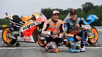 Pebalap Repsol Honda, Marc Marquez, menyimbang keinginan untuk berada satu tim dengan Alex Marquez yang tak lain merupakan adik kandungnya di MotoGP. (Redbull.com)