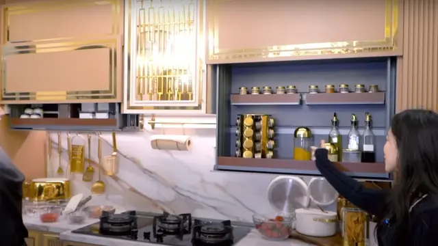 10 Potret Dapur Rumah Tasyi Athasyia, Super Canggih hingga Estetika Glamor dengan Sentuhan Putih dan Emas