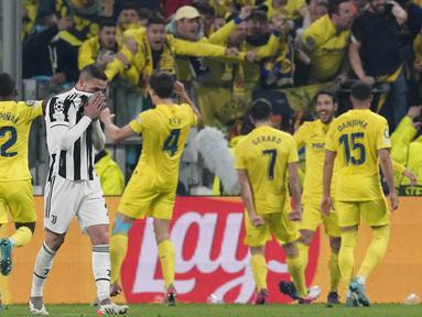 Juventus harus menelan pil pahit usai dipecundangi Villarreal pada laga leg kedua babak 16 besar Liga Champions yang digelar di Allianz Stadium, Kamis (17/3/2022). (AP/Antonio Calanni)