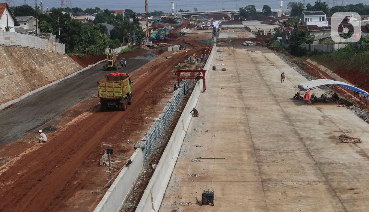 Suasana proyek pembangunan jalan tol Cinere-Jagorawi (Cijago) Seksi III di Kawasan Depok, Jakarta, Jumat (29/7/2022). Proyek strategis Nasional (PSN) Jalan Tol Cijago Seksi III ini merupakan tahapan terakhir yang menghubungkan kawasan Kukusan - Simpang Krukut yang tersambung dengan Jalan Tol Depok - Antasari (Desari) dan Simpang Krukut - cinere yang tersambung dengan Tol Serpong - Cinere dan ditargetkan selesai pada Oktober 2022 mendatang. (Liputan6.com/Johan Tallo)