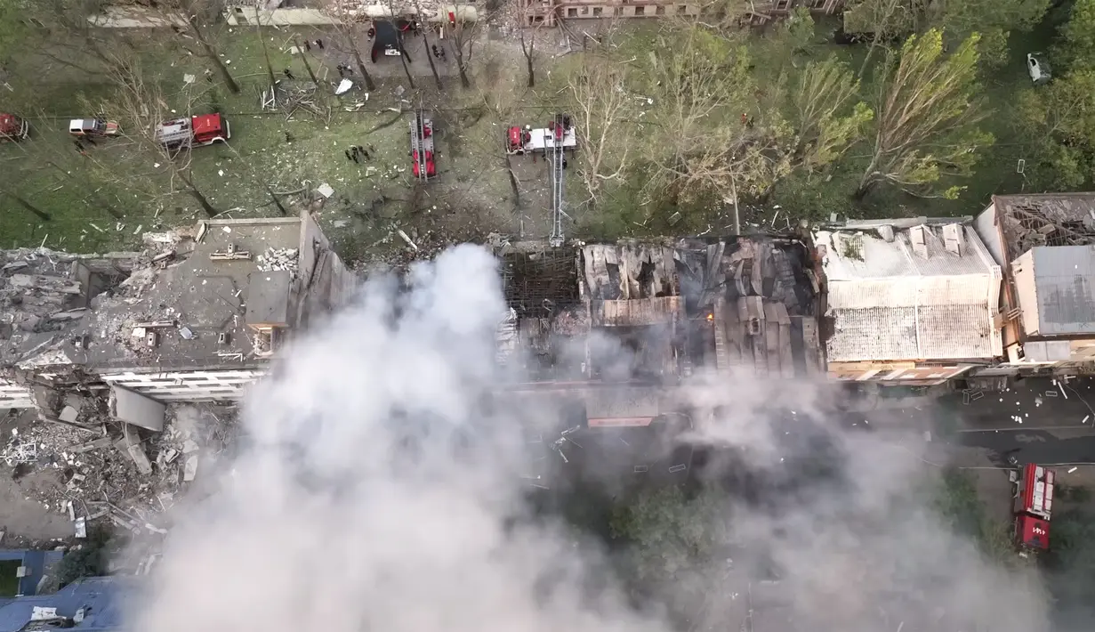 Di Mykolaiv, serangan Rusia menghancurkan beberapa lantai gedung tiga lantai.  (Ukrainian Emergency Service via AP)