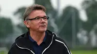 Philippe Troussier pernah menukangi Timnas Vietnam U-19 rentang 2019-2021 dan mengaku siap bila dipercaya menjadi penerus Park Hang-seo. (AFP/Nhac NGUYEN)